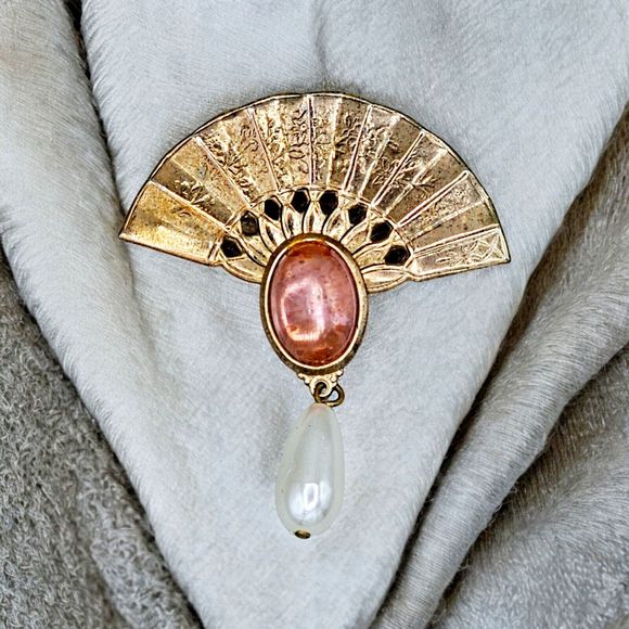 Vintage Fan Brooch Pink Lucite Cabochon White Pearl Dangle Estate Jewelry Pin - Picture 6 of 11